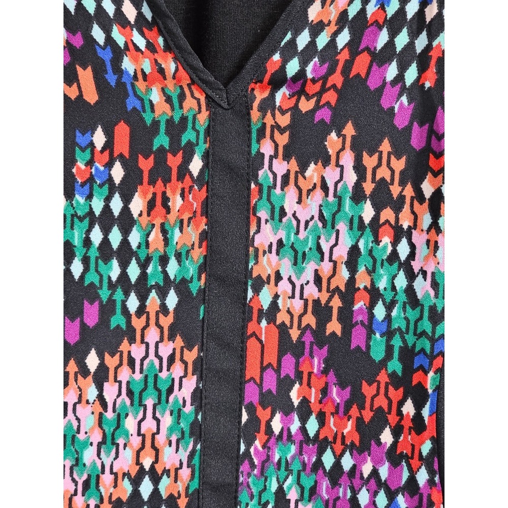 Signature Studio Woman Geometric Arrow Print Lace Trim V-Neck Top 2X Black Multi - Picture 3 of 6
